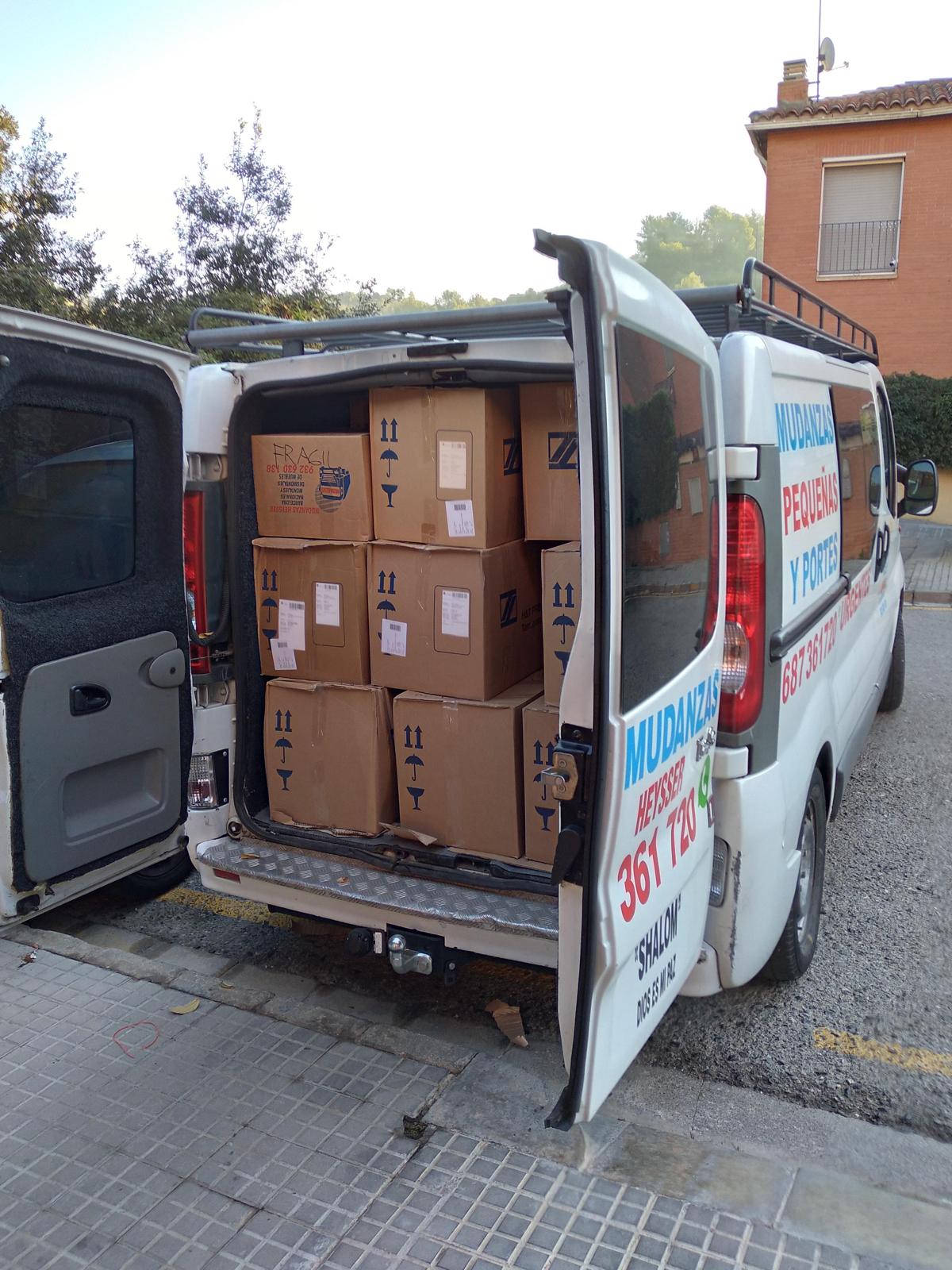 Furgón de Mudanzas Gualberto Urgente cargado con cajas de embalaje