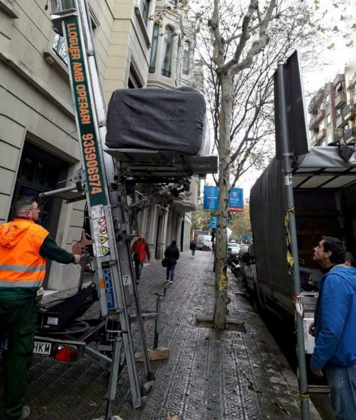 Plataforma elevadora de Mudanzas Gualberto Urgente subiendo muebles